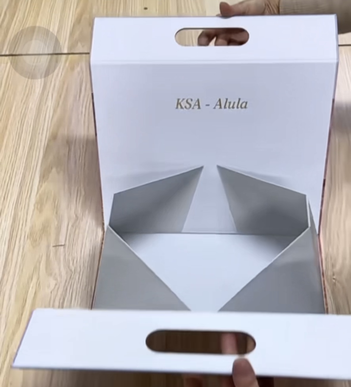 En touchgjutning av presentförpackning av bärbar parfym