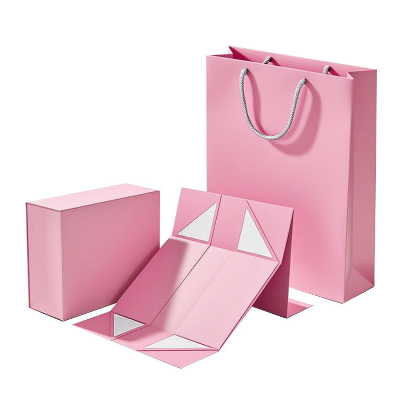 Är inte halsdukens presentförpackning en ceremoniell magi som förvandlar mjuka halsdukar från att slås in till att visas upp?