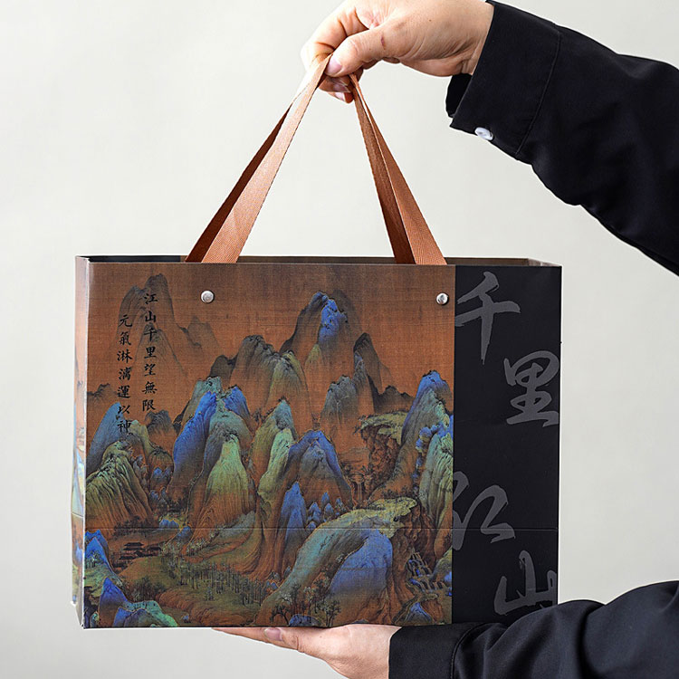 En presentförpackning i keramisk mugg genomsyrad av bergs- och flodandan – att hålla den i dina händer ger en känsla av värme.