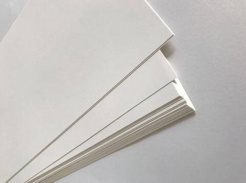Skillnaden mellan vit kartong och vitpapper